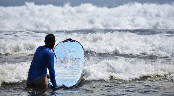 Paddling out technique in surfing